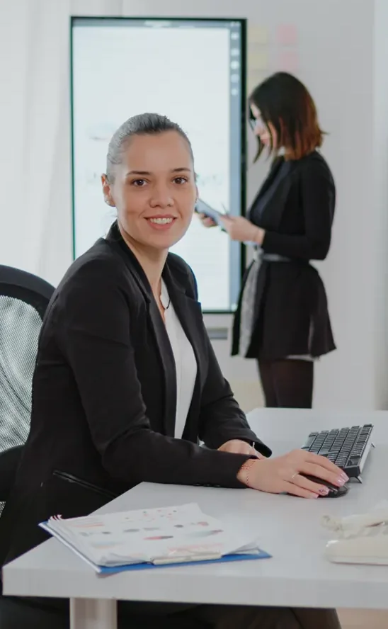 Christine, experte paie et ressources humaines, souriante à son bureau