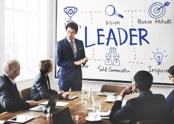 Didier anime une formation sur le leadership et la cohésion d'équipe