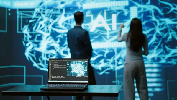 Christophe présente un projet d'intelligence artificielle devant un écran de données